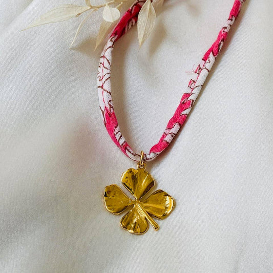 Clover pendant necklace and bracelet